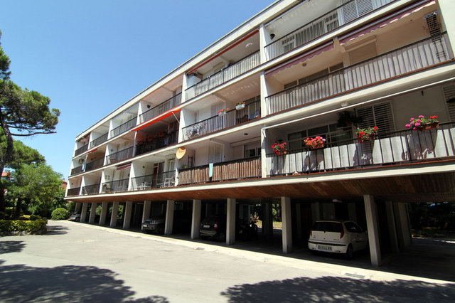 Uno de los edificios de la urbanizaci�n PINE BEACH de Gav&agrave; Mar